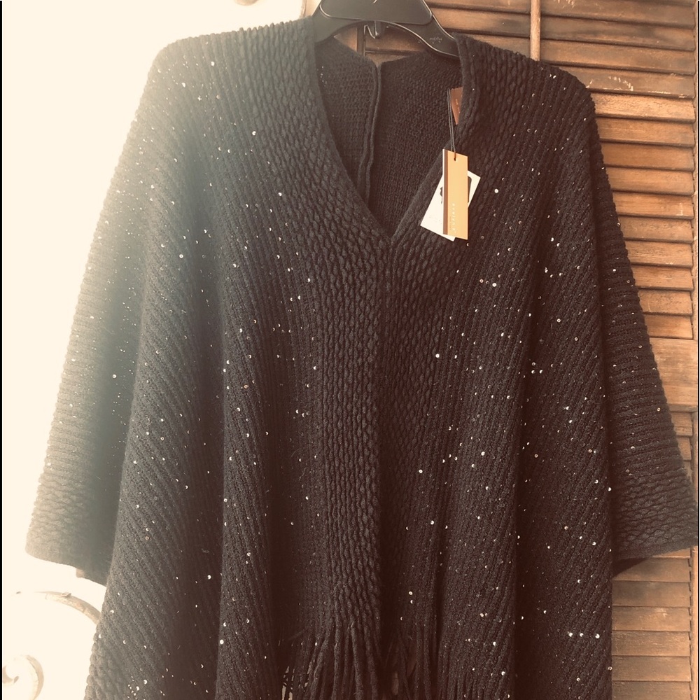 🎁NWT Black poncho Evelyn k Do Everything in Love